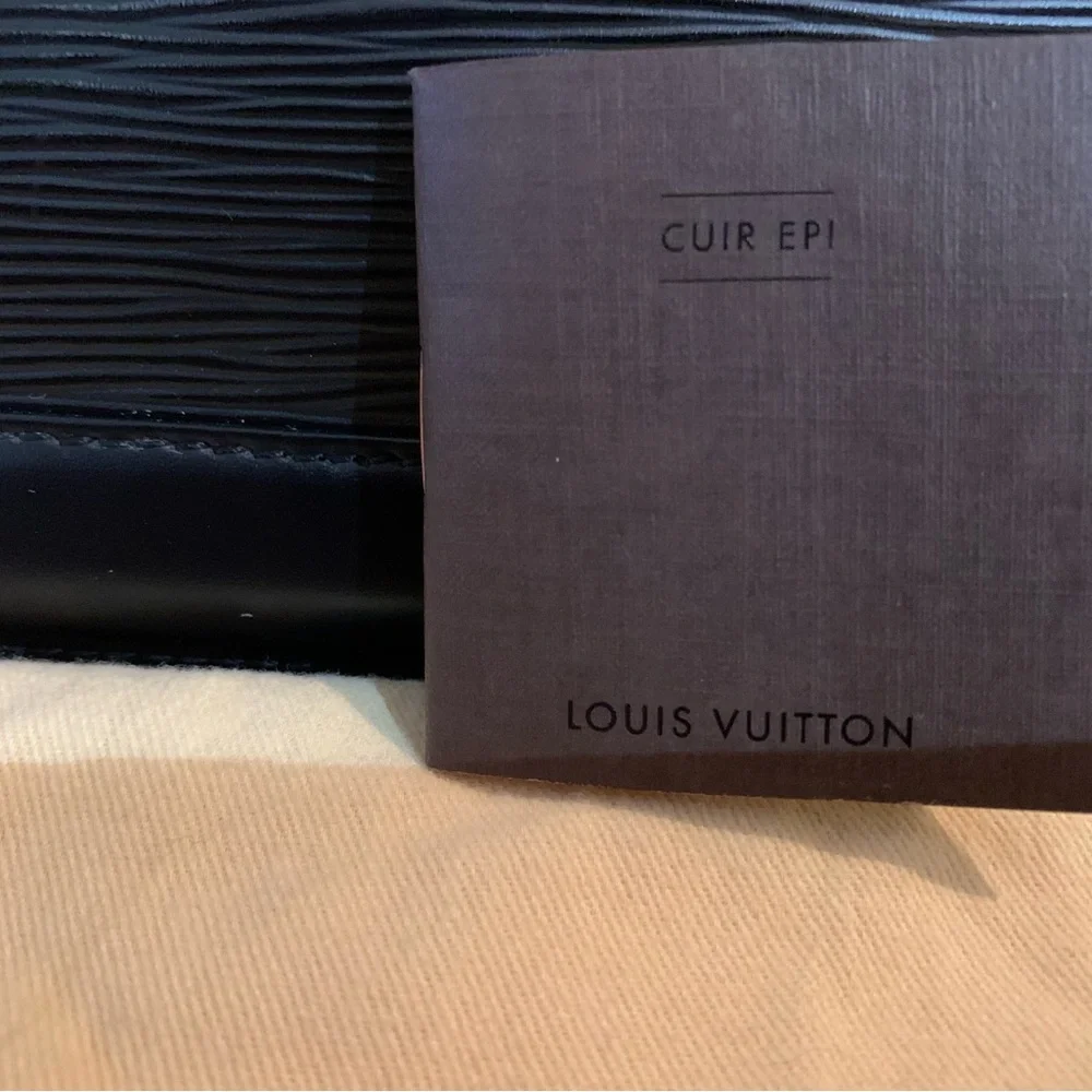 Louis Vuitton Alma Black Epi Leather Handbag.Authenticity
Guaranteed by Poshmark - Picture 6 of 10